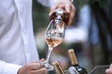 Combien de bouteilles de vin choisir pour son mariage ?