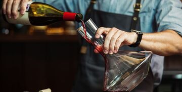 L'Importance de Carafer le Vin Rouge Corsé